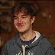 Luft- und Raumfahrttechnik Student unterrichtet Mathematik, Physik und Musik für Schülerinnen und Schüler bis zur 12ten Klasse